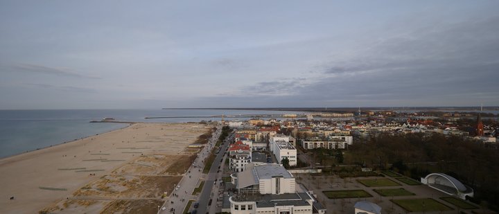 Warnemünde Hafeneinfahrt Dieses Bild zeigt ein Foto, aufgenommen vom Balkon der 18. Etage des Neptun Hotels mit Blick auf die Hafeneinfahrt.